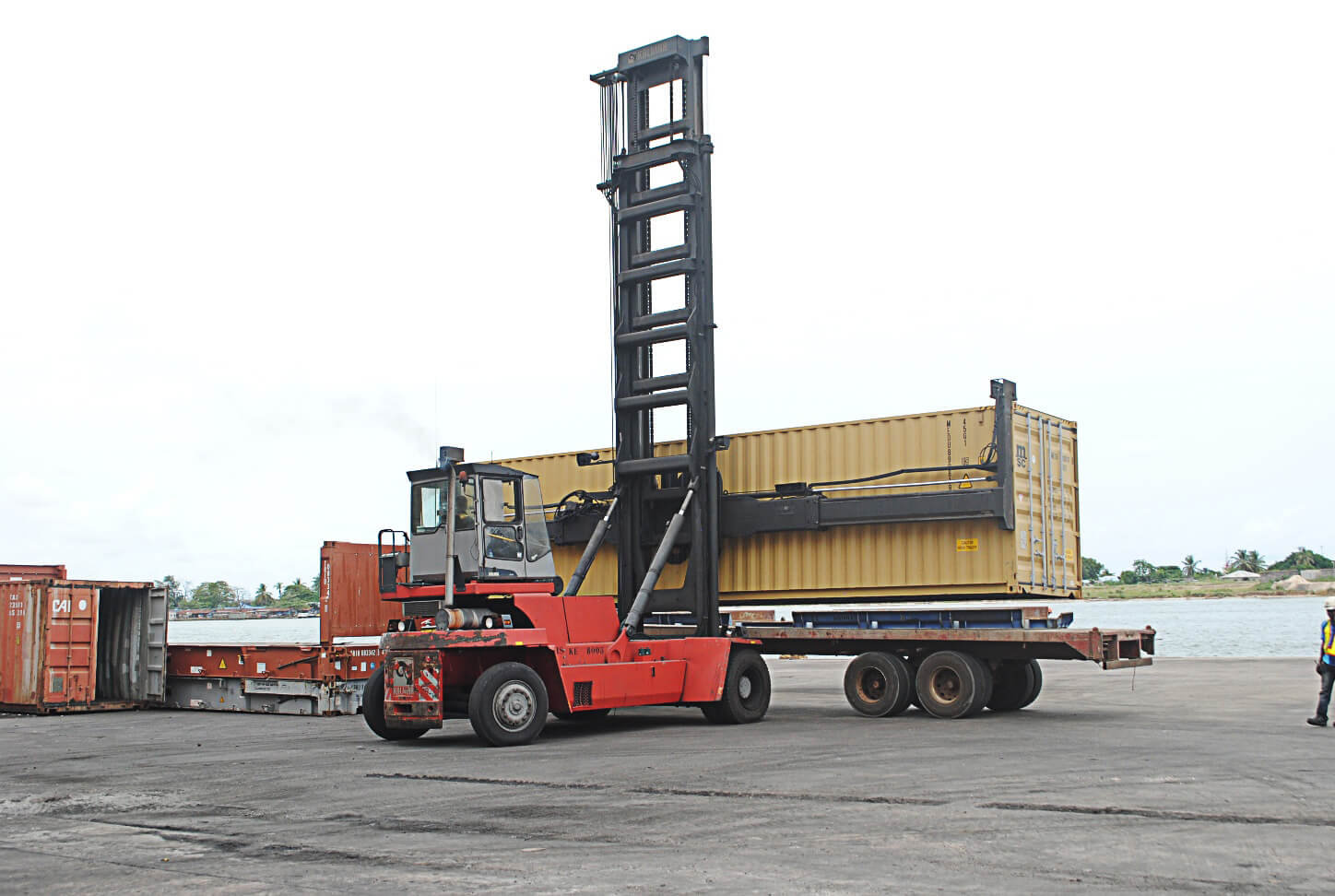 Empty-Handler-2-Ports-Cargo