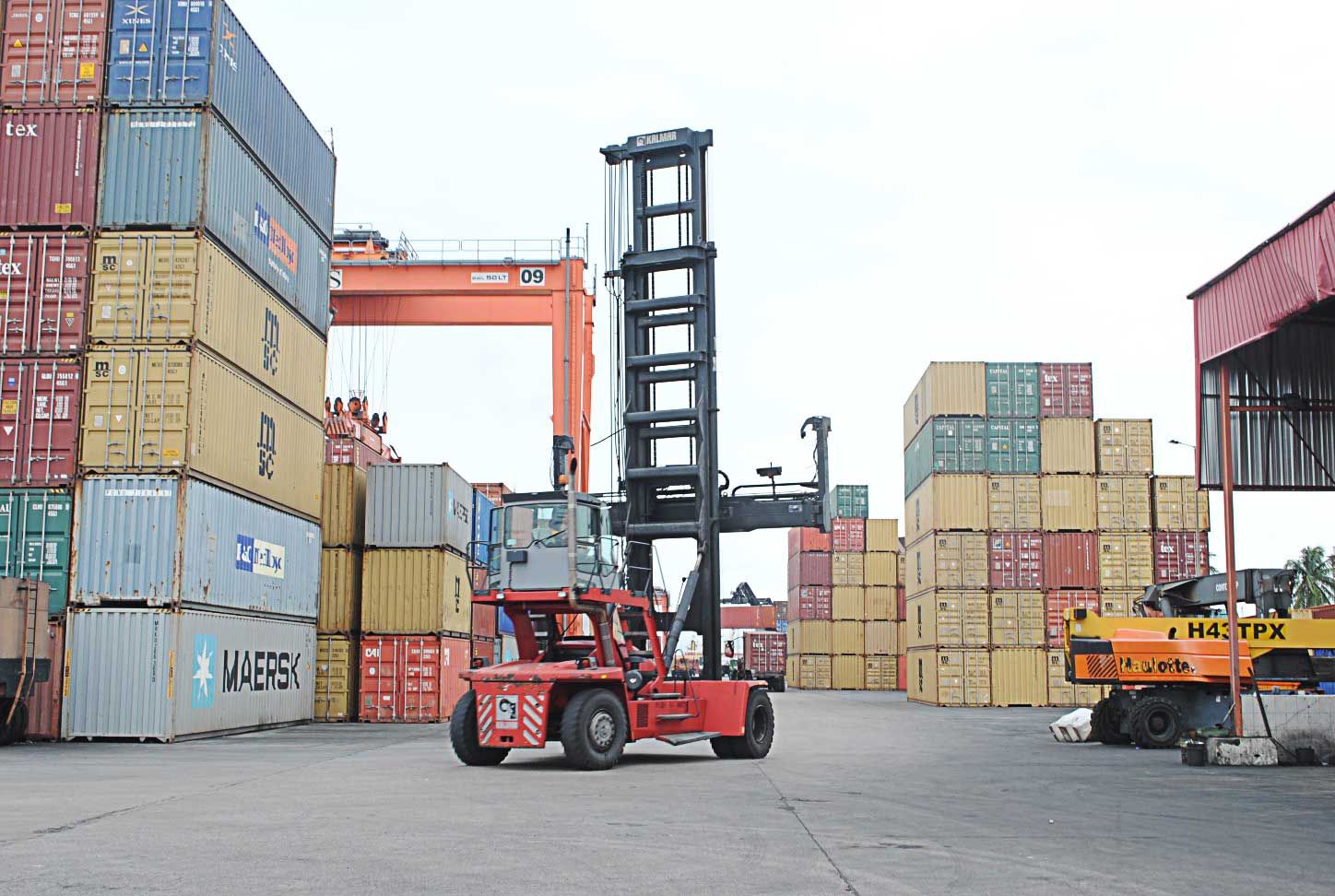 Empty-Handler-Ports-Cargo