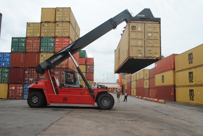 Reach-Stacker-in-operation-at-Ports-Cargo-terminal-1-e1497882232209